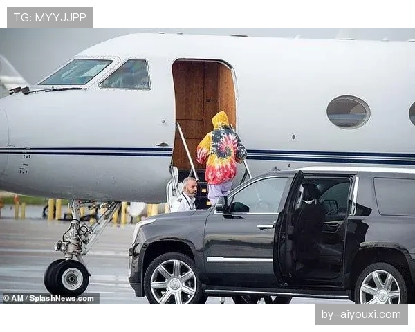 大阪刚在迈阿密买下整层公寓，转头就穿着便利店拖鞋去训练了